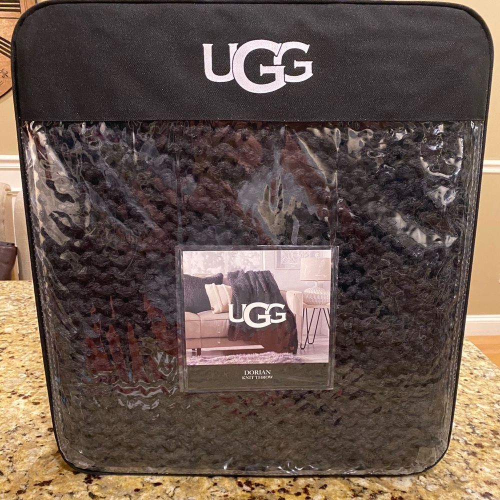LAST ONE! UGG Dorian Knit Throw in Black 50x70in - Picture 6 of 7
